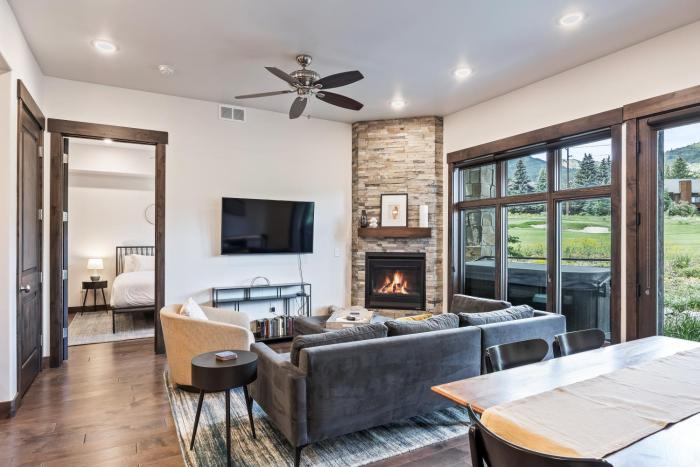 Unbeatable Location, Sleeps 5, Ski Access Across the Street, Large Hot Tub, Walk to the Lift