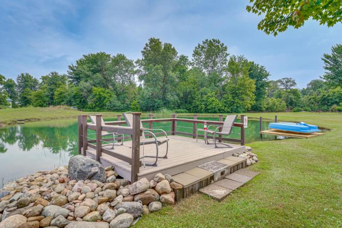 1 Block to Lake Huron Pet-Friendly Apt with Kayaks