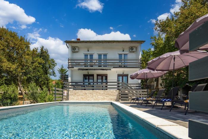 Villa Natali With Pool And Sea View - Happy Rentals