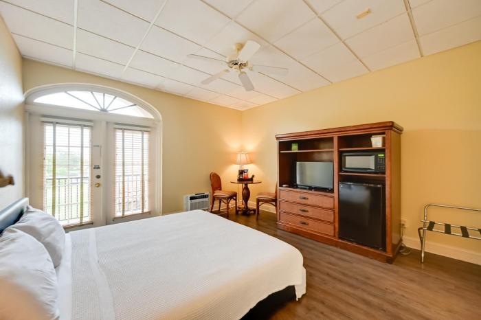 Resort on Marina Everglades Escape on Heated Pool