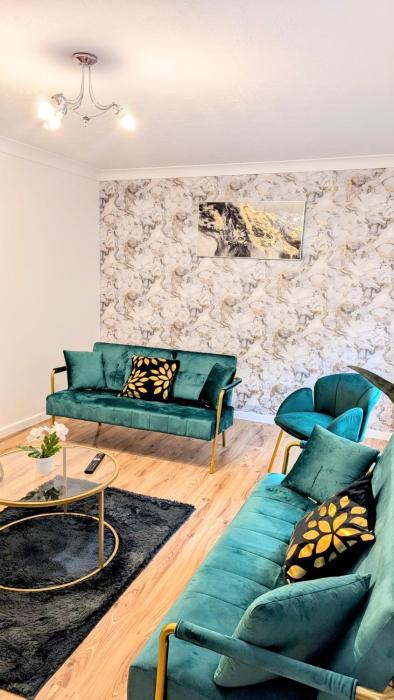 Horse view spacious 4BR Hse sleeps 8 Garden & driveway parking