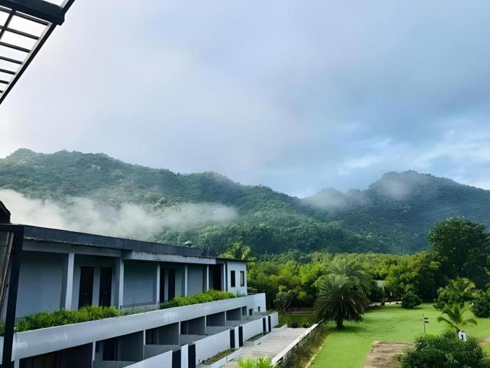 Avartarn Miracles Hotel