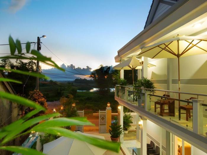 Riverside Pottery Village