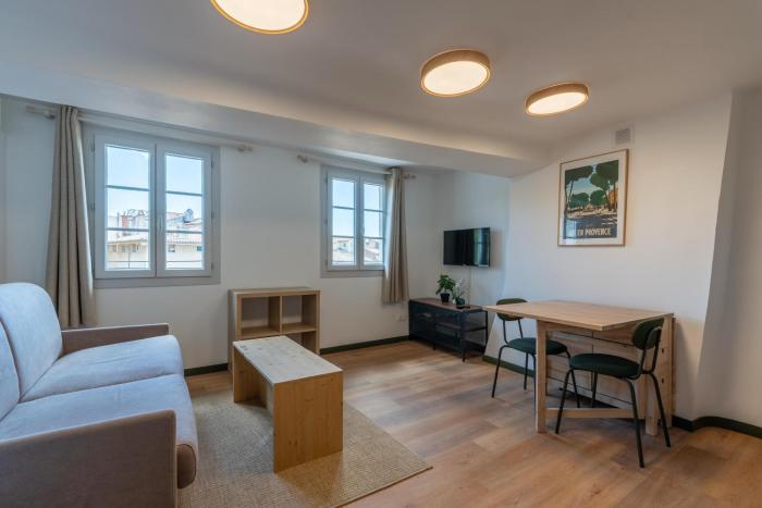 Studio climatisé plein centre 4eme étage