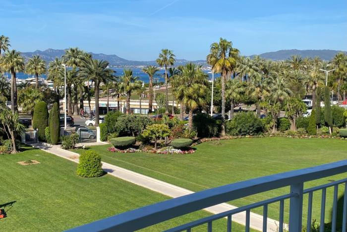 REF 843 - Cannes Croisette - Sea view apartment for rent