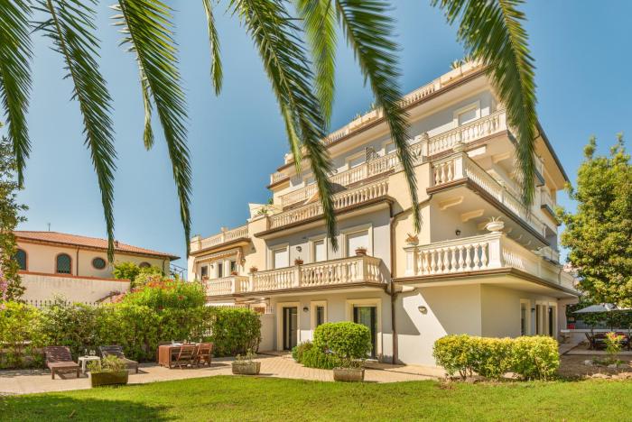 GOLDEN LUXE - Private Garden 3 Bedrooms and Parking