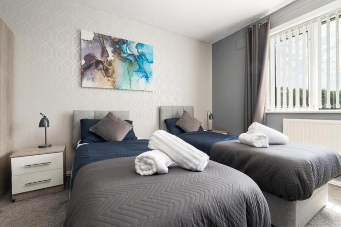 Group Stay Sleeps 8 Speke