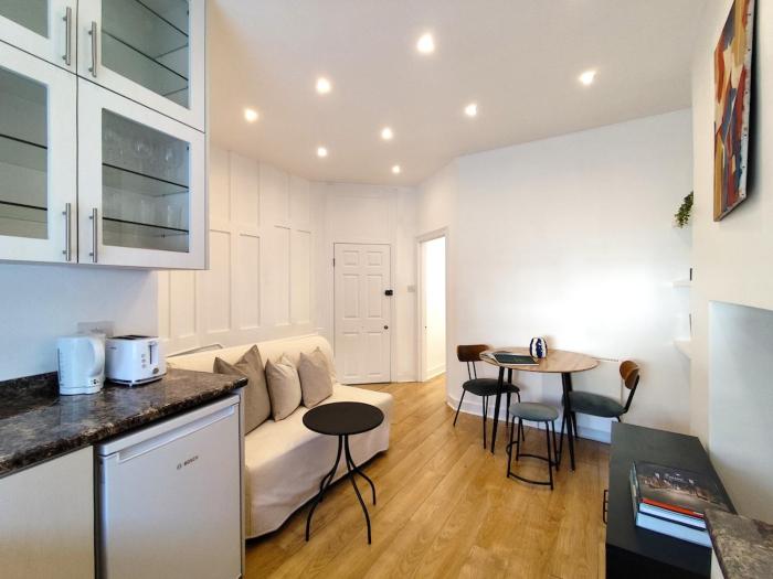 Flat A - Montagu St Residence