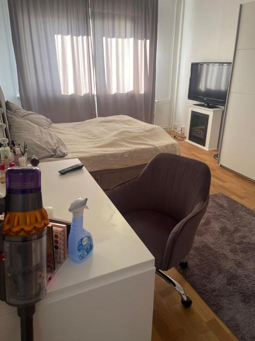 1 Zimmer in einer 2 Zimmer Wohnung zu vermieten WG Anfragen nur von Frauen