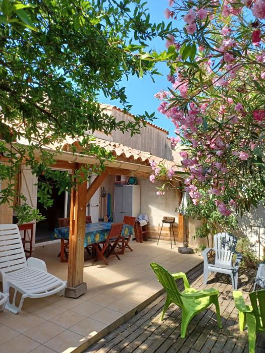 Villa à Gruissan Mateille avec petit jardin et terrasse couverte