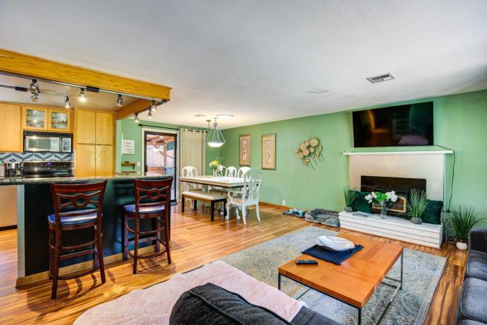 3 Mi to U of O Pet-Friendly Home w Covered Deck!