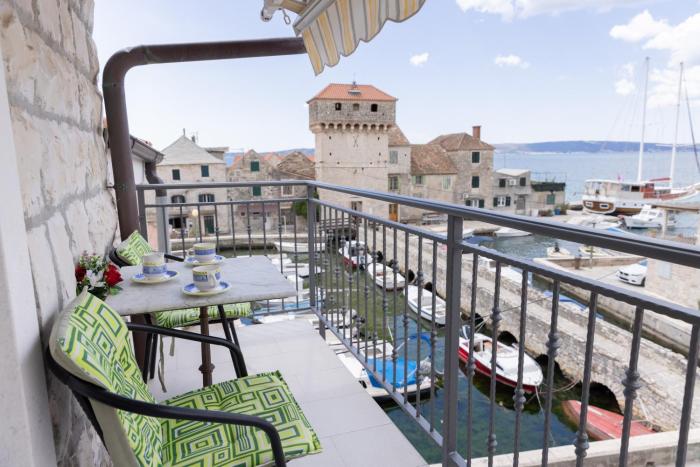 A apartment near beach with two balconies