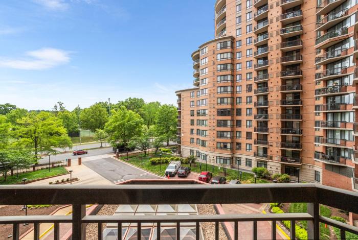 Pentagon City Escape - Contemporary & Comfy