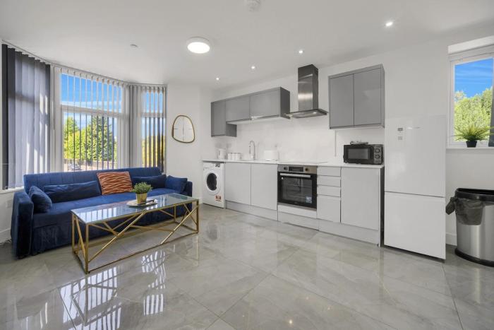 Top Floor Apt - Central & Stylish - Free Wifi