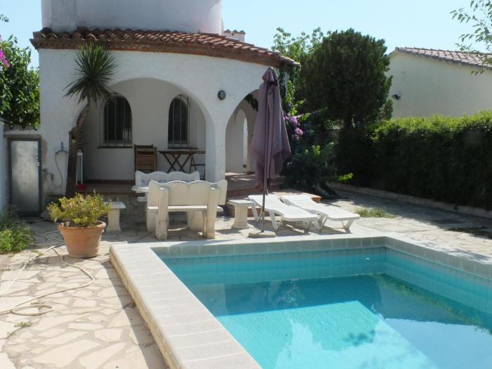 Villa con piscina privada y jardín cerrado en Castelló dEmpúries, ideal para 6-8 personas - ES-204-1