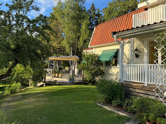 Peaceful idyll by the lake