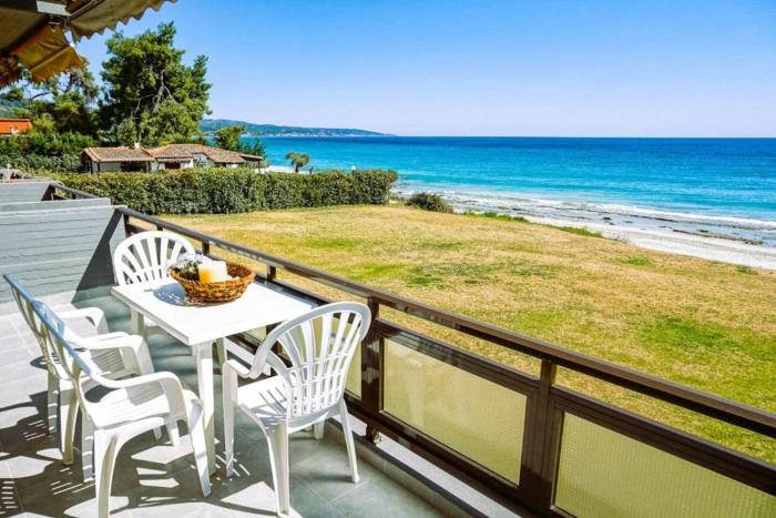 Sunny Bay Beachfront Retreat