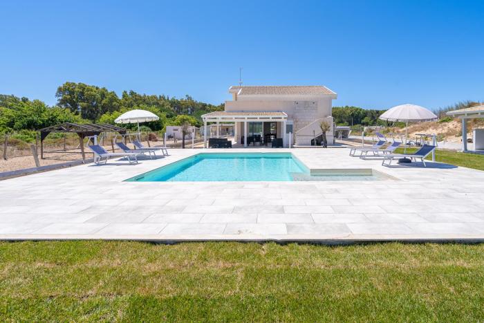 Villa very close to Santa Maria Del Focallo beach blue flag with private pool