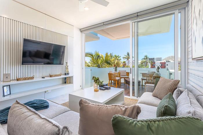 Marea Walk to Medano Stylish Stay in Cabo