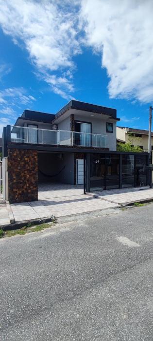 Casa com piscina em matinhos