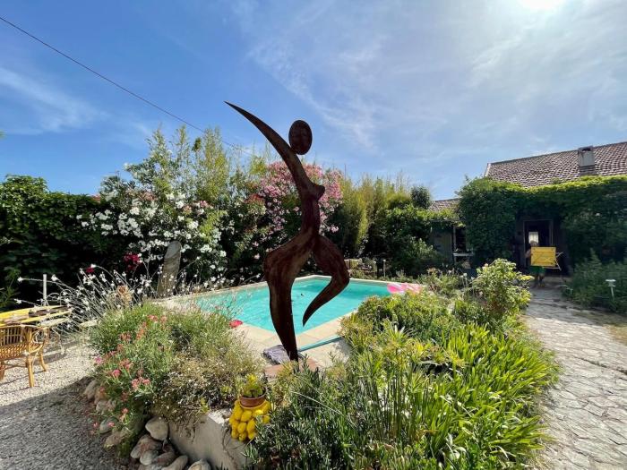An atypical cocoon, escape to a painters home