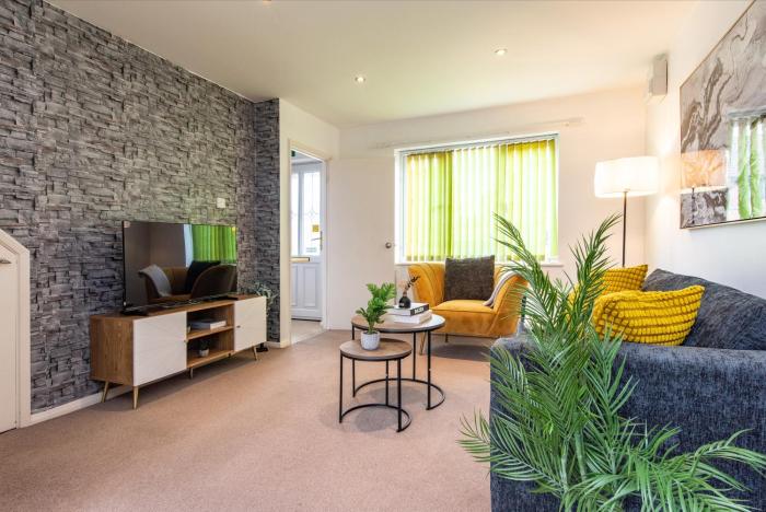 Comfortable 3-Bedroom House with Private Driveway in Bedford