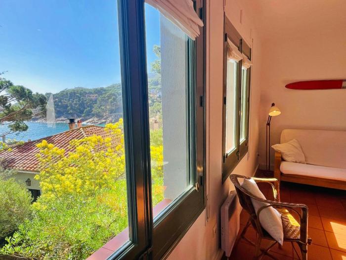 T3 · Charming seaside escape with stunning views