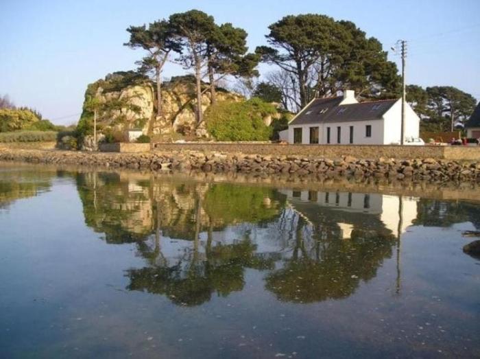 Reposant, Calme, Vue Mer imprenable à 2 m de leau, Petit Port Typique Breton