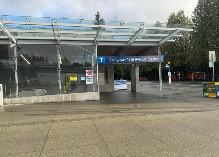 Comfort cottage guest home near subway station, bus and downtown