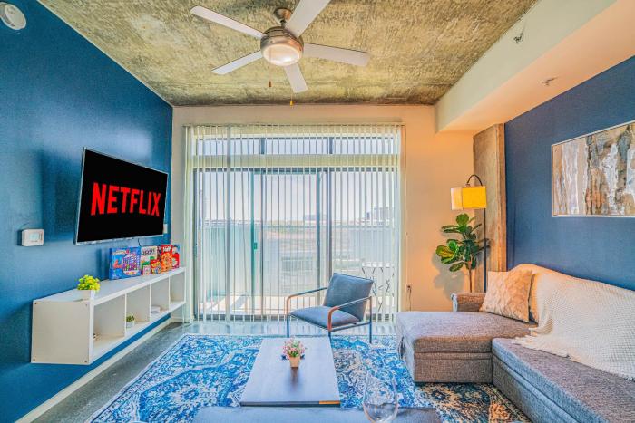 Unique 1BD -Central Downtown - Gym, Pool, Parking