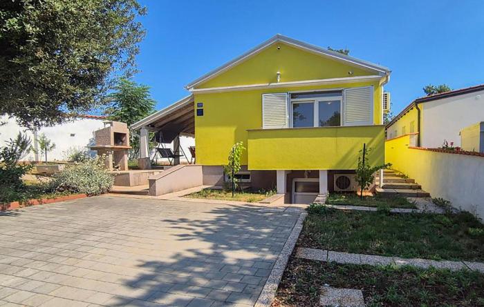 Awesome Home In Pavicini With Sauna