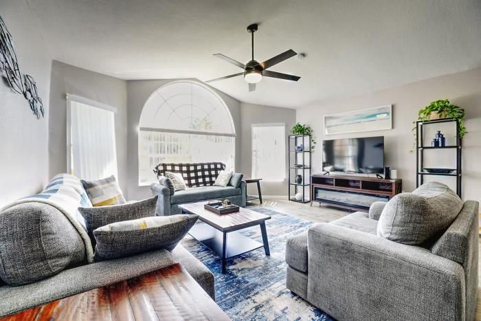 3BD Townhome with Pool 12mi to Disney and Universal