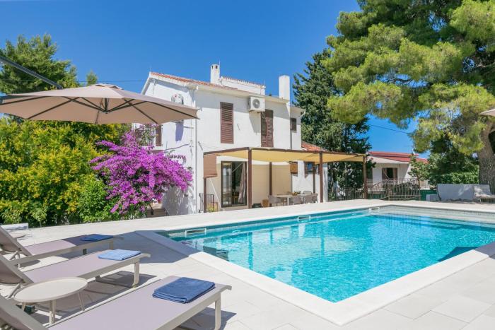 Seaside family friendly house with a swimming pool Arbanija, Ciovo - 24430