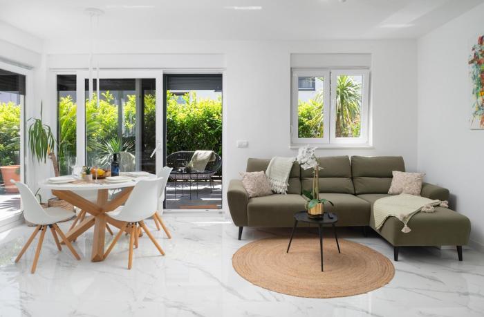 The modern palm Garden Apartment