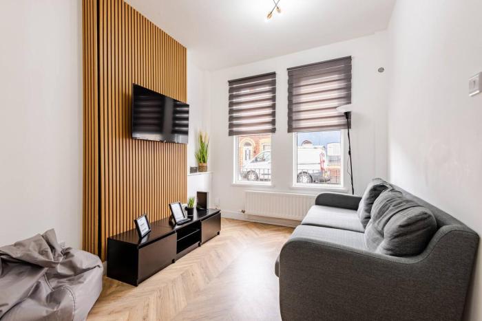 Modern 2BR Free Parking Walk to City