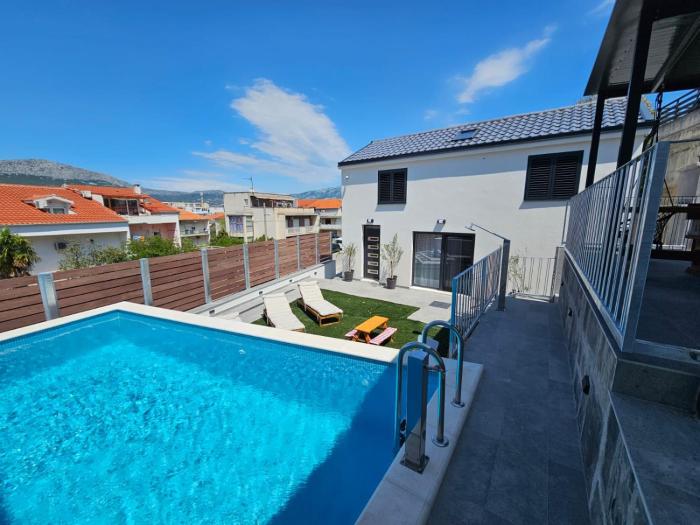 TheTomonina house with pool