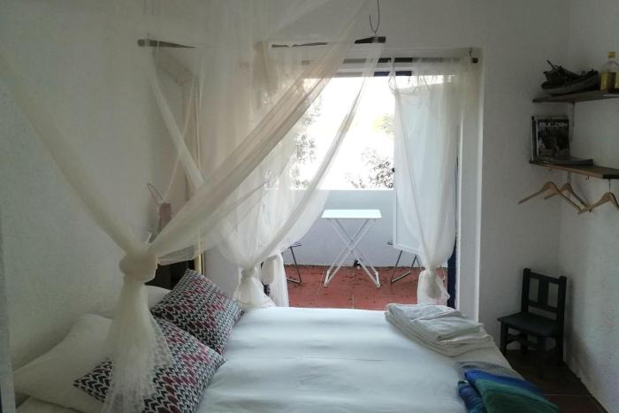 Off-Grid Hut for a Romantic Getaway on Castello do Bode in Tomar, Portugal