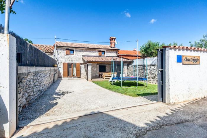 Casa Agnija - Authentic Istrian holiday home with terrace and garden near the Sea