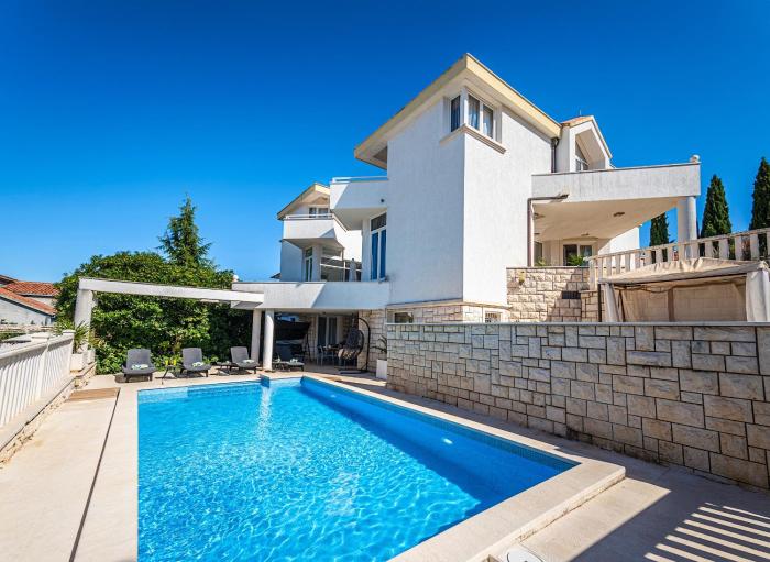 Modern spacious Villa, 36 sqm Pool, 70m to beach - Villa Mediteran
