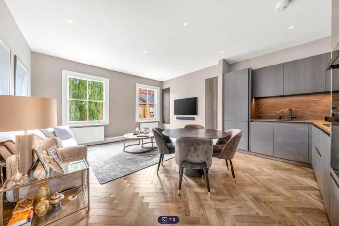 Elegant Chelsea Living - 3 Bedroom Apartment