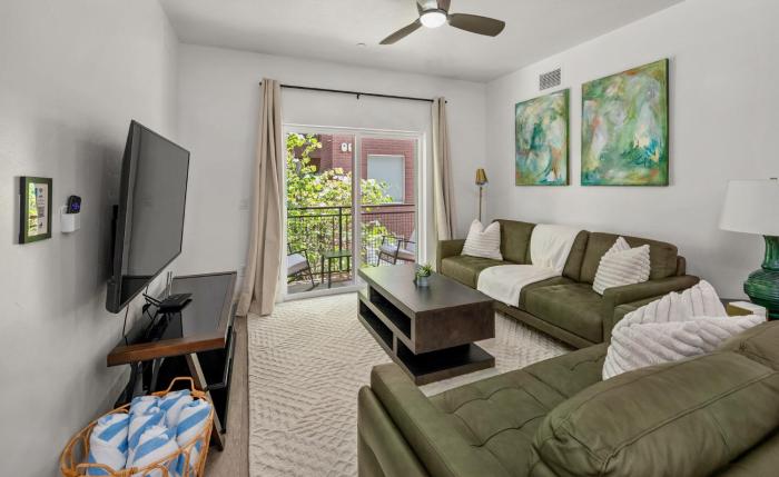 Central City Luxury-2BR 2BA,Pool,Htub,Gym,Parking