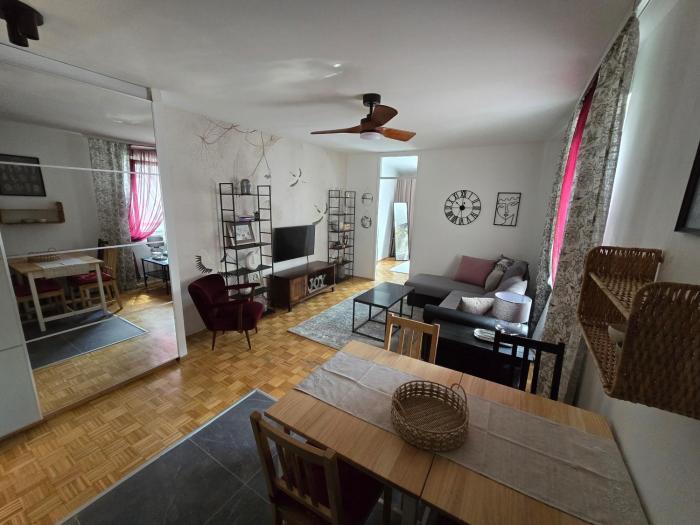 Bloom Stay - Stylish Apartment with Free Parking