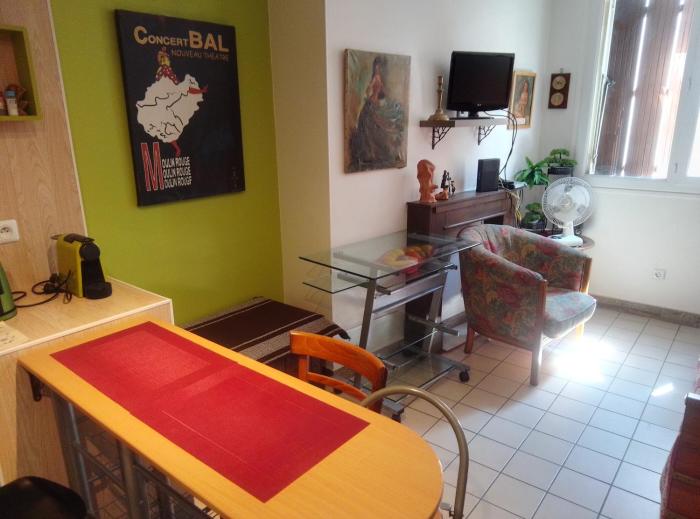 Quartier Pigalle Montmartre - Studio de 25 m2 - 100 m de la station Métro Pigalle - 2 lits simples type gigogne pour 2 pers-Zone Hypertouristique-Cabaret Moulin Rouge à 200-Café Aux Noctambules-Cabaret chez Michou -SPA-Rest Bouillon Pigalle,Théâ