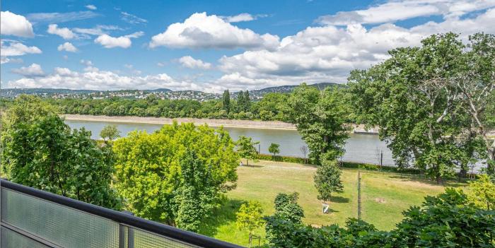 Wellness Riversider - with a view of the Danube and Margaret Island