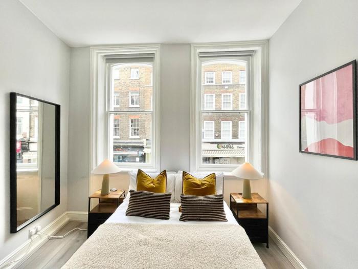 Vibrant room in Soho 3