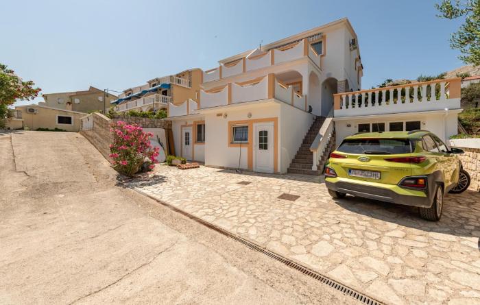 2 Bedroom Nice Apartment In Pag