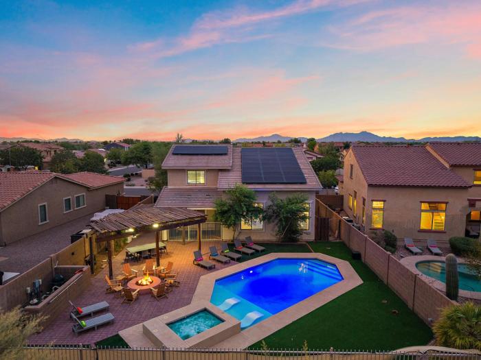 Dream And Drift Luxe Pool Spa Pool Table Firepit Paradise