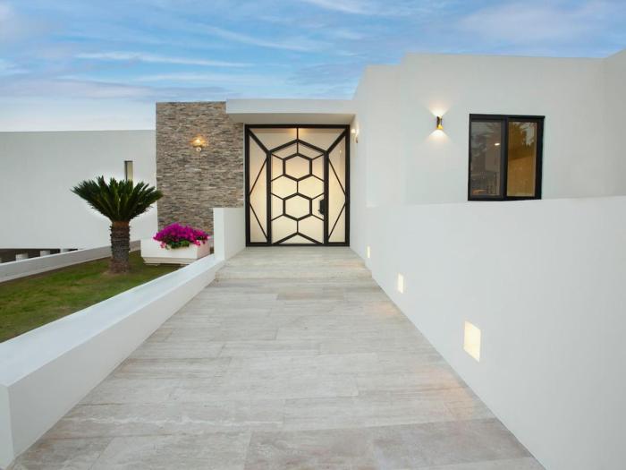 Luxurious Villa spacious annd private steps frm Beach