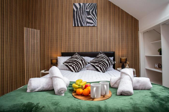 Peaceful 2BR Ensuite - Fast WiFi, City Views & Near Train Station!