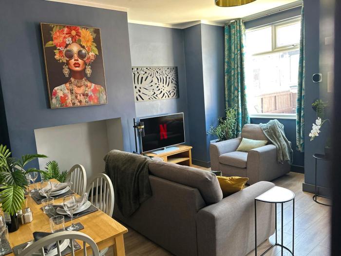 3 bedroom Leeds home for contractors & professionals with free Parking & Netflix nr motorway